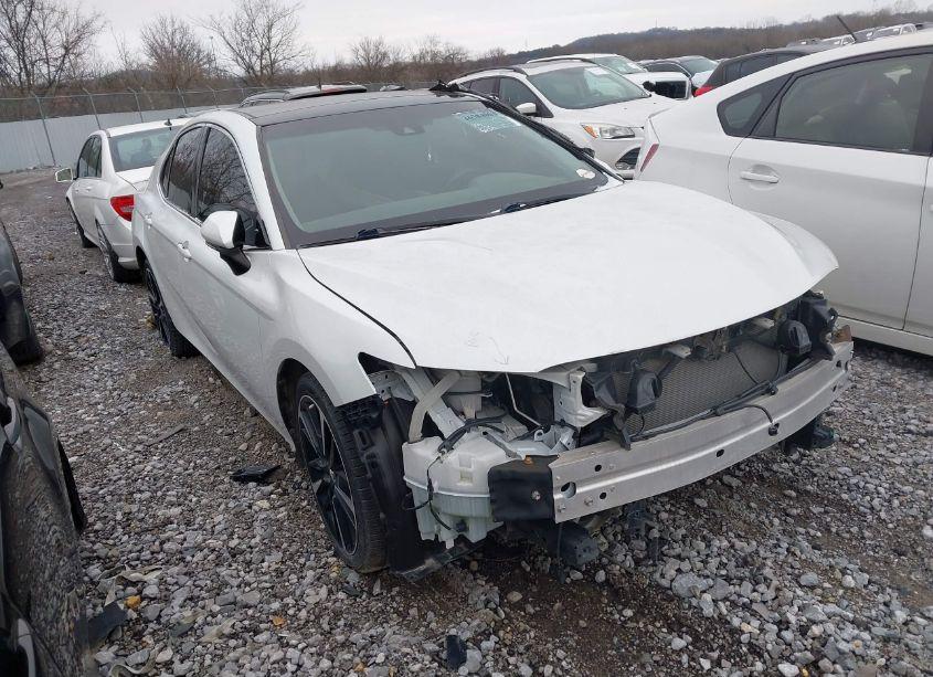 2018 Toyota Camry XSE (VIN 4T1B61HK0JU061809) main photo