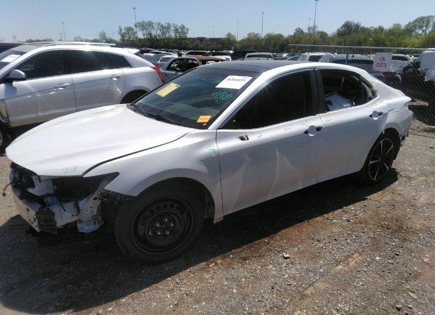 Photo 2 of 2018 Toyota Camry XSE (VIN 4T1B61HK0JU061809)