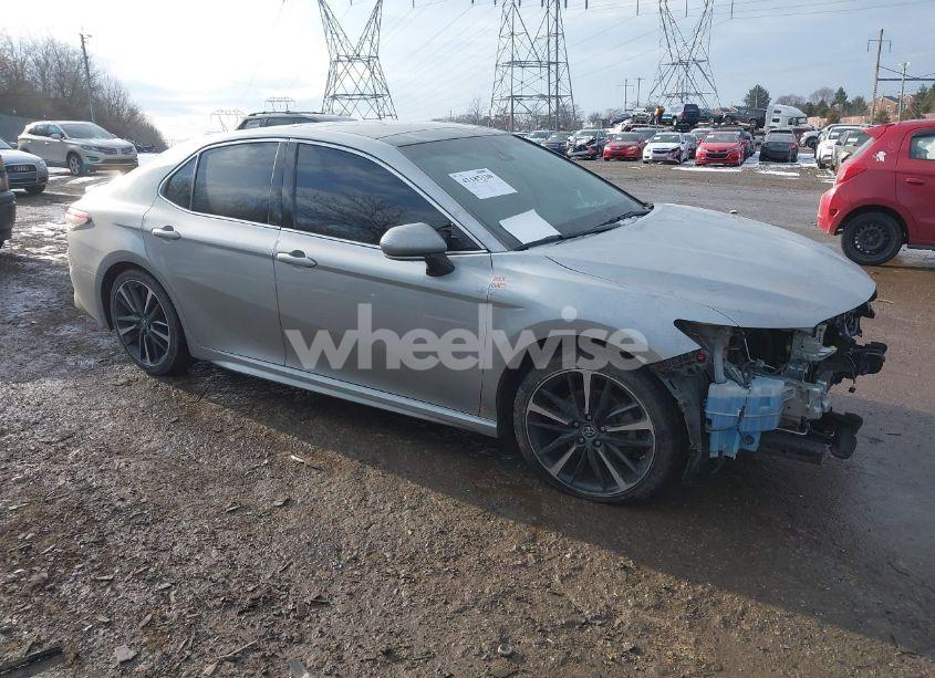 2018 Toyota Camry XSE (VIN 4T1B61HK0JU128330) main photo