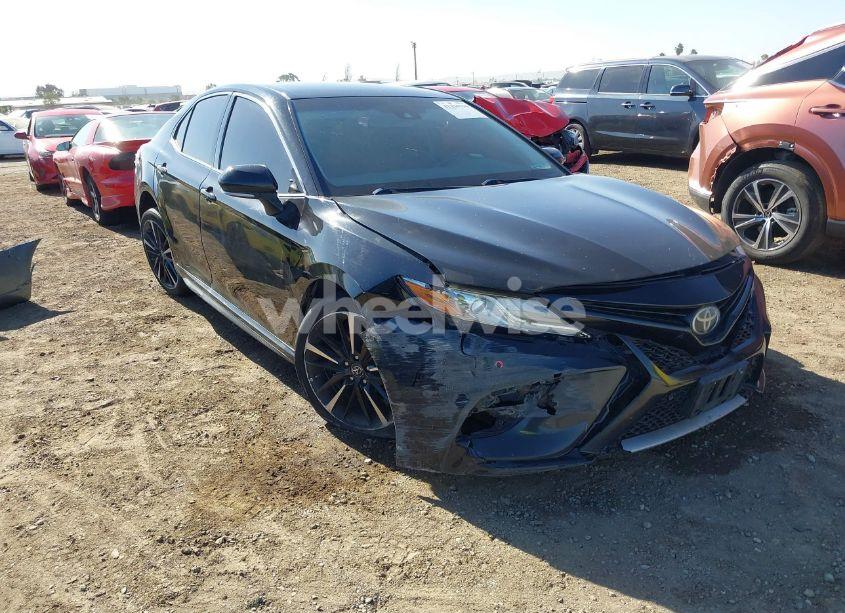 2018 Toyota Camry XSE (VIN 4T1B61HK0JU131227) main photo