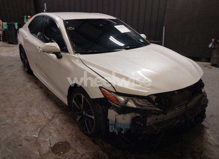 2018 Toyota Camry XSE (VIN 4T1B61HK0JU153826) main photo