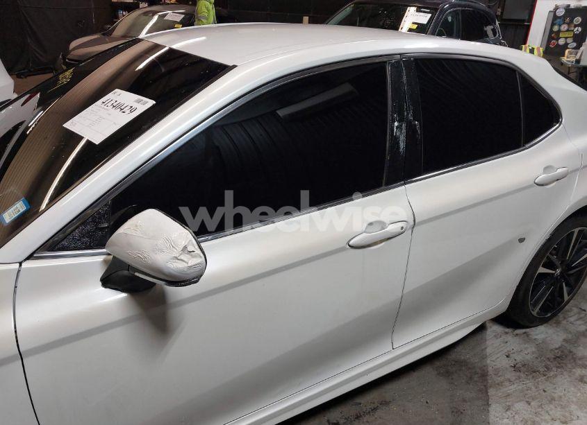 Photo 14 of 2018 Toyota Camry XSE (VIN 4T1B61HK0JU153826)