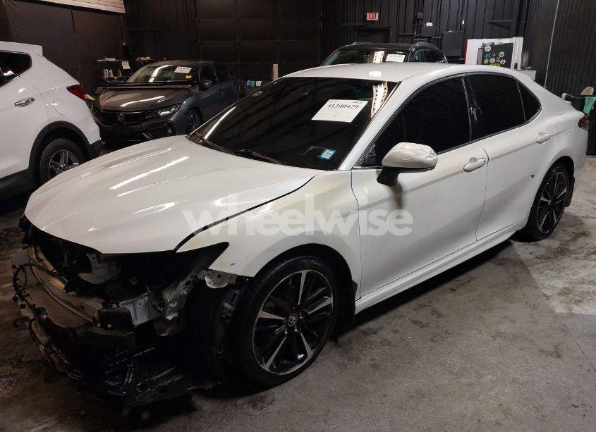 Photo 2 of 2018 Toyota Camry XSE (VIN 4T1B61HK0JU153826)