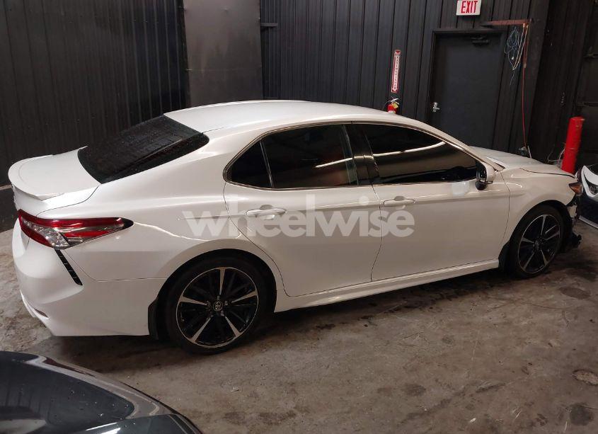 Photo 4 of 2018 Toyota Camry XSE (VIN 4T1B61HK0JU153826)