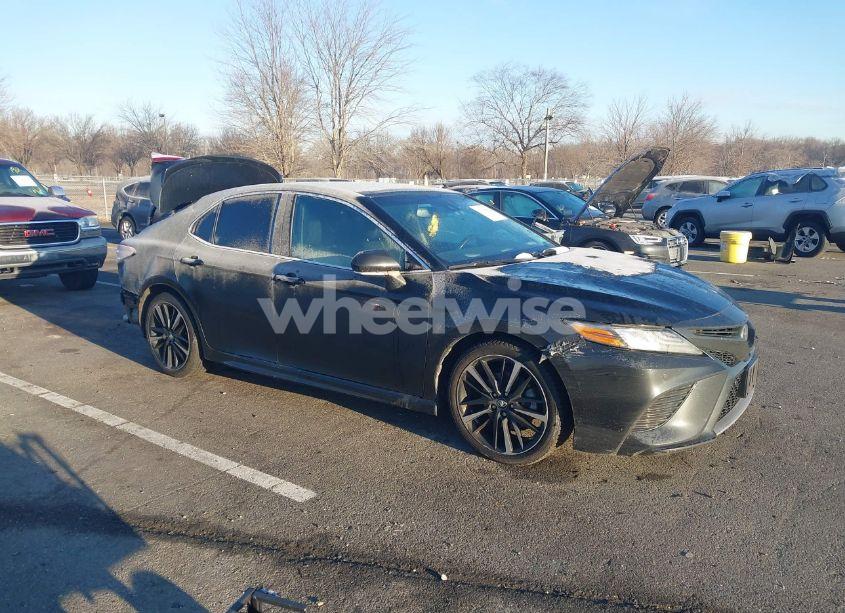 2018 Toyota Camry XSE (VIN 4T1B61HK0JU508543) main photo