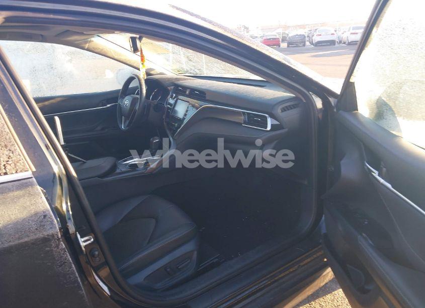 Photo 5 of 2018 Toyota Camry XSE (VIN 4T1B61HK0JU508543)