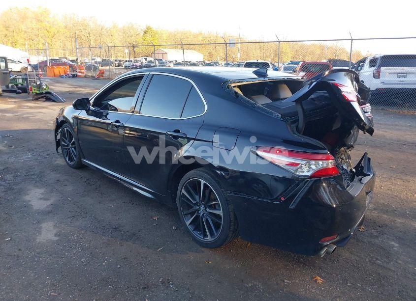 Photo 3 of 2018 Toyota Camry XSE (VIN 4T1B61HK0JU509885)