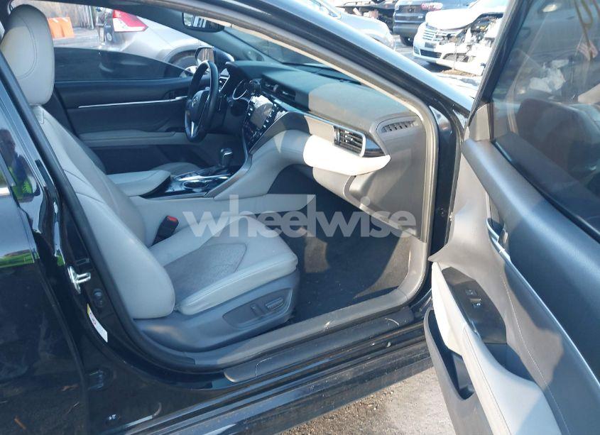 Photo 5 of 2018 Toyota Camry XSE (VIN 4T1B61HK0JU509885)