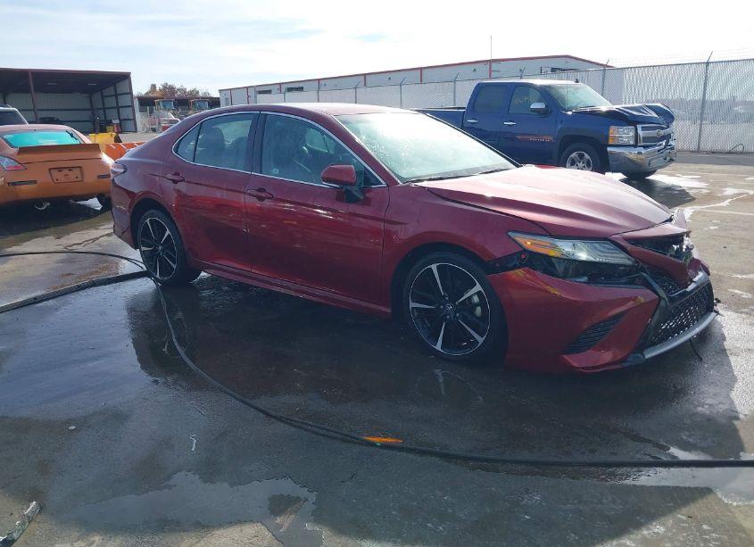 2018 Toyota Camry XSE (VIN 4T1B61HK0JU534690) main photo