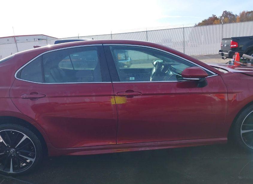 Photo 13 of 2018 Toyota Camry XSE (VIN 4T1B61HK0JU534690)