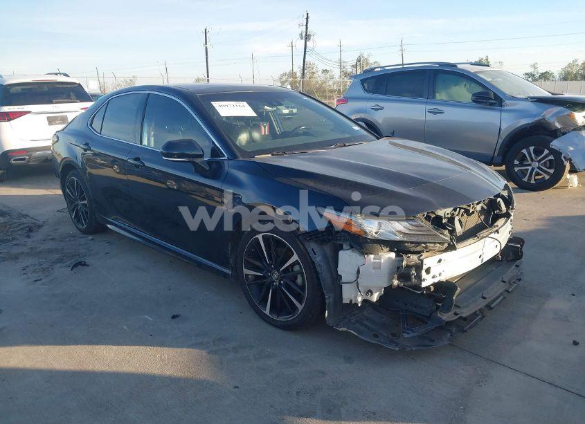 2018 Toyota Camry XSE (VIN 4T1B61HK0JU585252) main photo