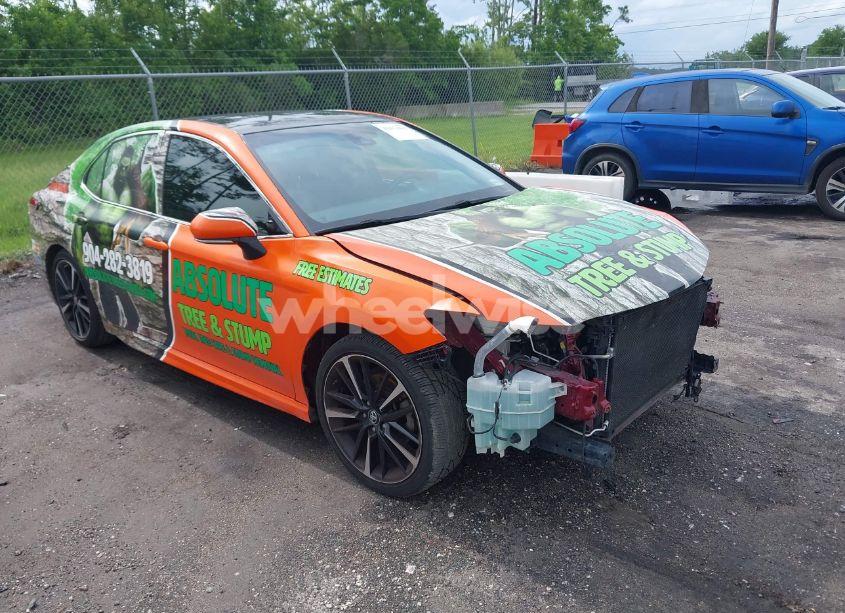 2018 Toyota Camry XSE (VIN 4T1B61HK0JU590774) main photo