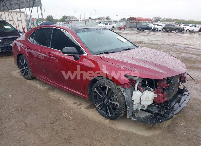 2018 Toyota Camry XSE (VIN 4T1B61HK0JU612739) main photo