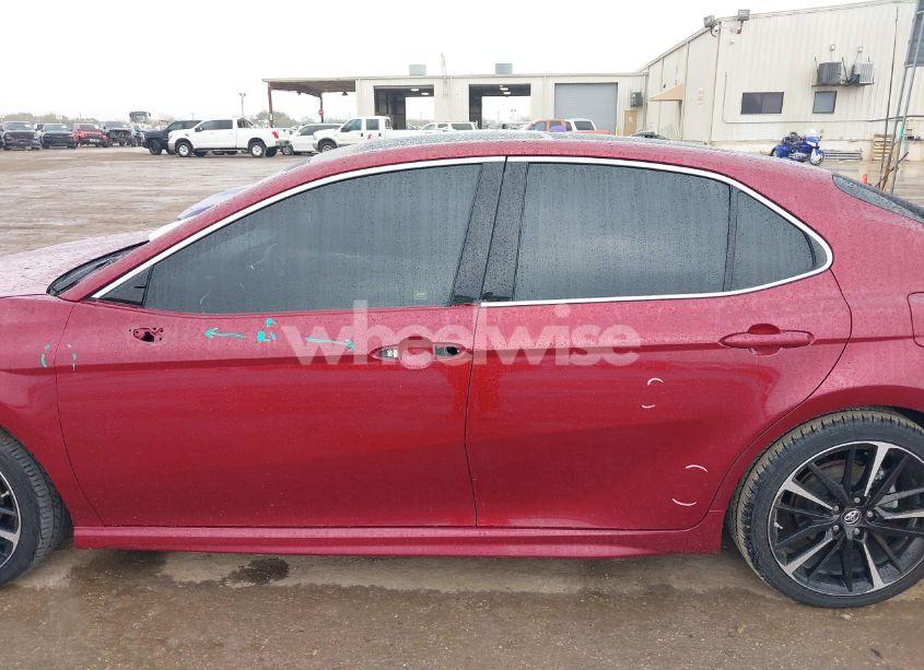 Photo 15 of 2018 Toyota Camry XSE (VIN 4T1B61HK0JU612739)