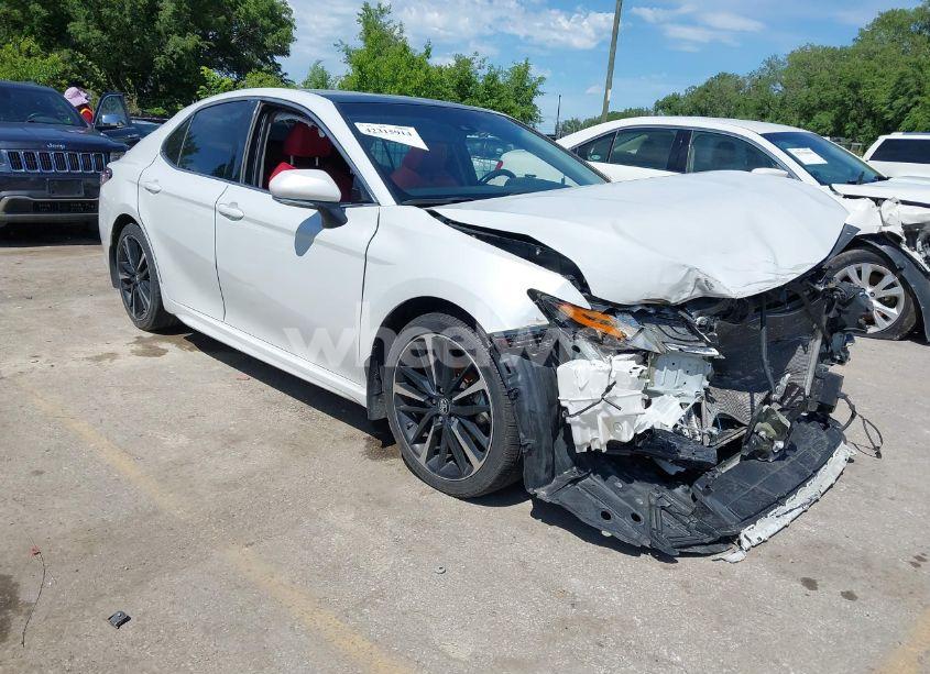 2018 Toyota Camry XSE (VIN 4T1B61HK0JU652027) main photo
