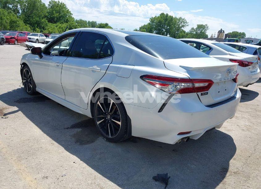 Photo 3 of 2018 Toyota Camry XSE (VIN 4T1B61HK0JU652027)