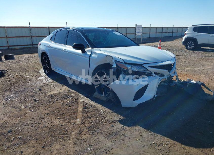 2019 Toyota Camry XSE (VIN 4T1B61HK0KU191820) main photo