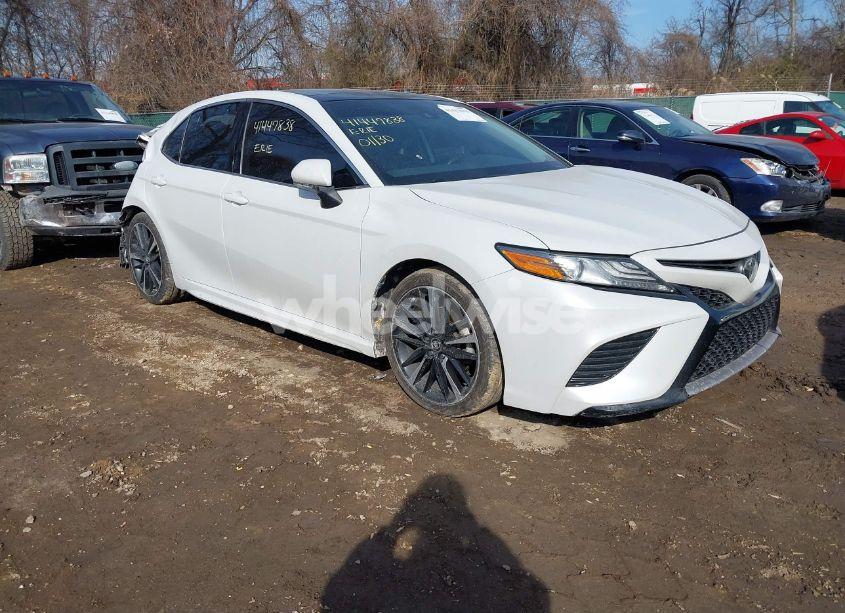 2019 Toyota Camry XSE (VIN 4T1B61HK0KU831590) main photo