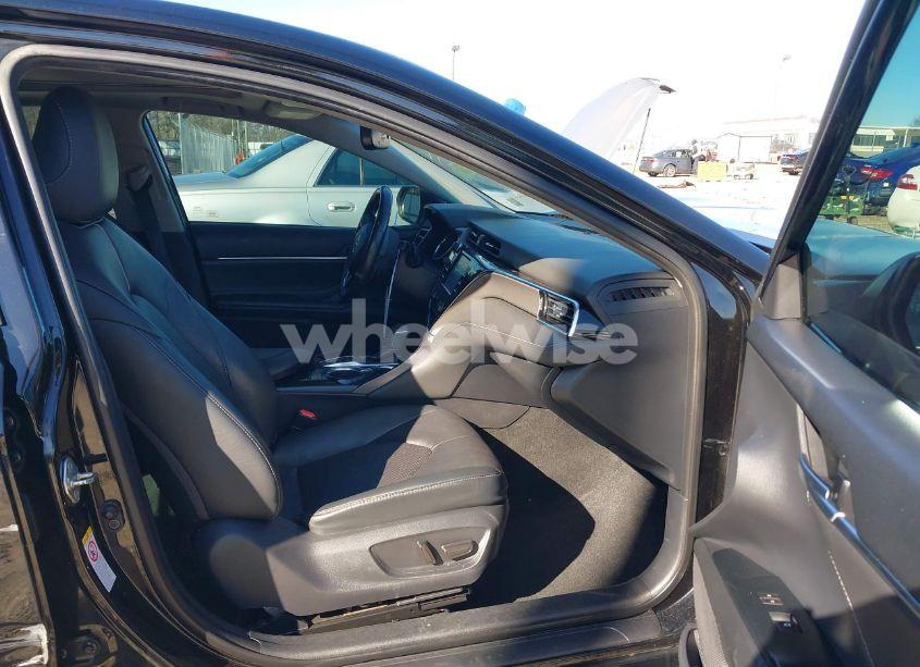 Photo 5 of 2018 Toyota Camry XSE (VIN 4T1B61HK1JU126277)