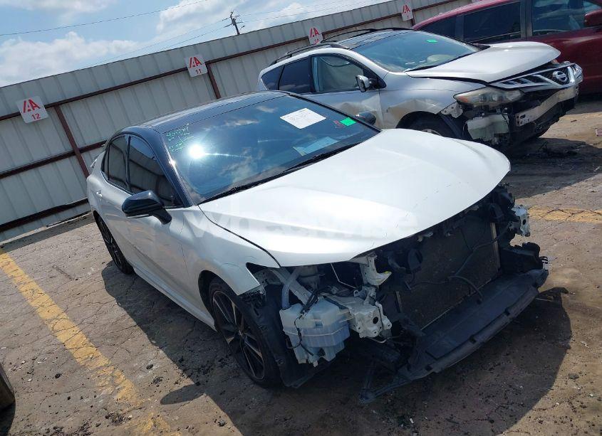 2018 Toyota Camry XSE (VIN 4T1B61HK1JU157321) main photo