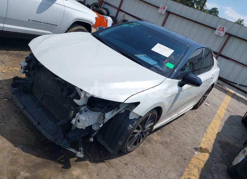 Photo 2 of 2018 Toyota Camry XSE (VIN 4T1B61HK1JU157321)