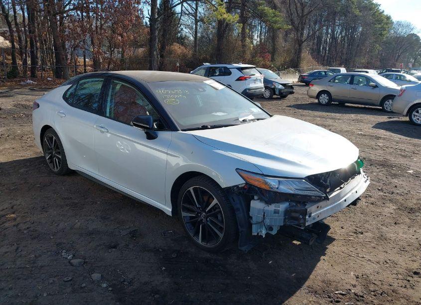 2019 Toyota Camry XSE (VIN 4T1B61HK1KU161516) main photo