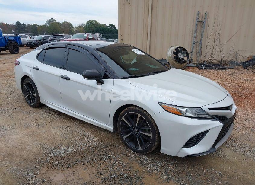 2019 Toyota Camry XSE (VIN 4T1B61HK1KU235808) main photo