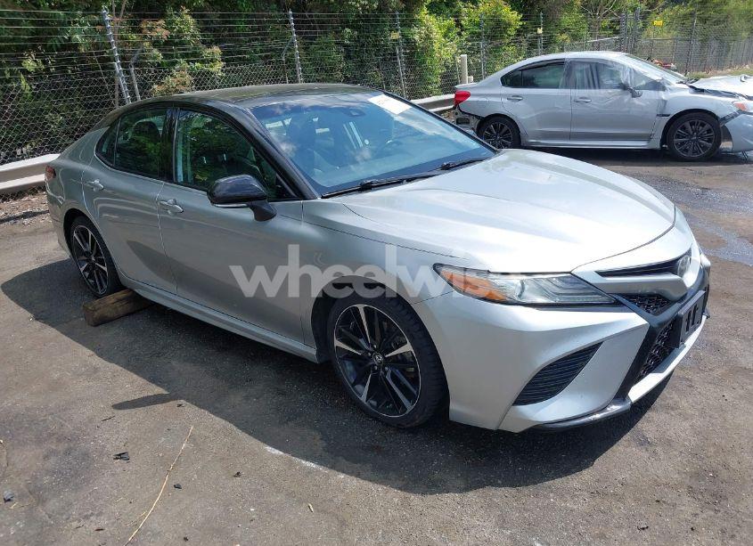 2019 Toyota Camry XSE (VIN 4T1B61HK1KU292185) main photo