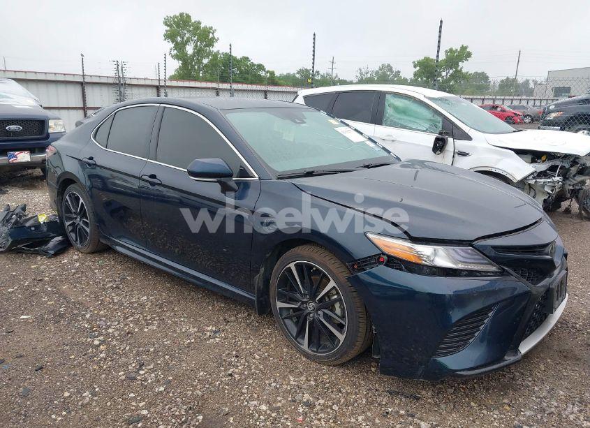 2019 Toyota Camry XSE (VIN 4T1B61HK1KU704038) main photo