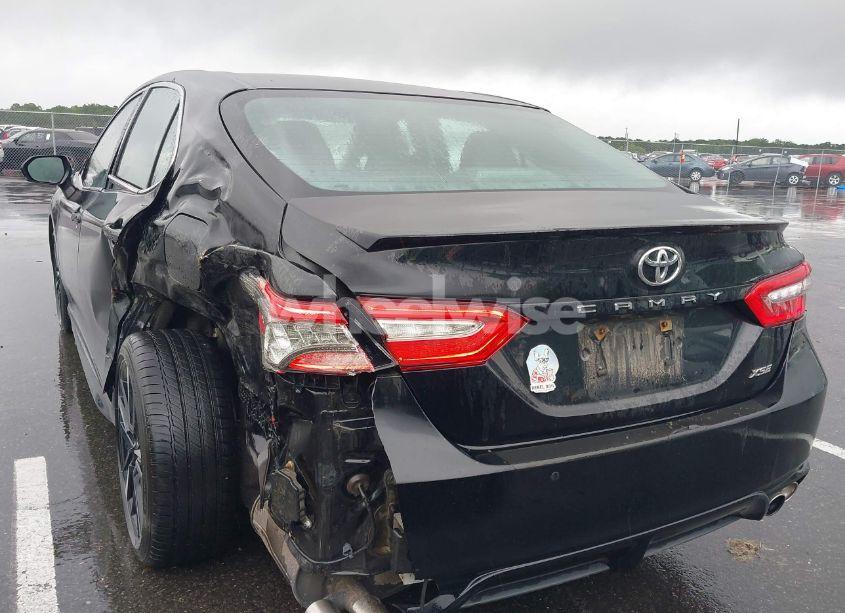 Photo 3 of 2018 Toyota Camry XSE (VIN 4T1B61HK2JU042257)