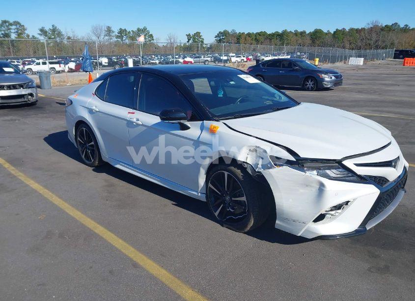 2018 Toyota Camry XSE (VIN 4T1B61HK2JU068826) main photo