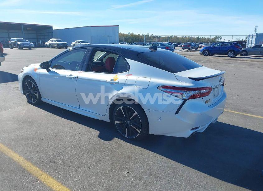 Photo 3 of 2018 Toyota Camry XSE (VIN 4T1B61HK2JU068826)