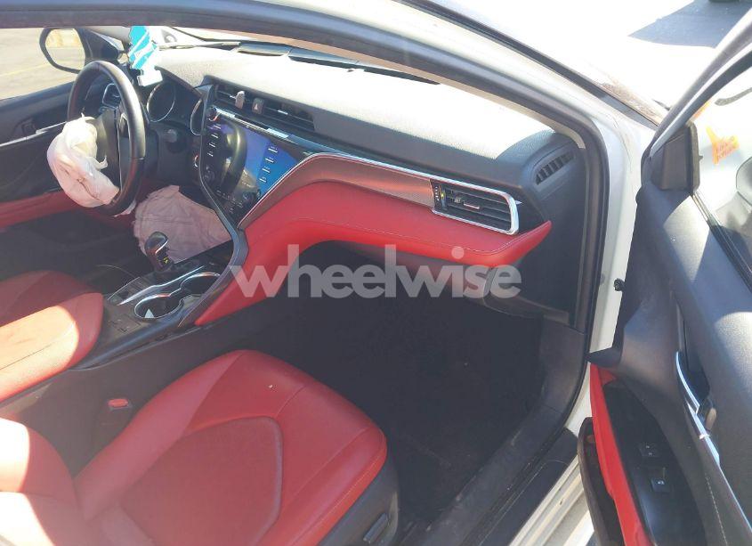 Photo 5 of 2018 Toyota Camry XSE (VIN 4T1B61HK2JU068826)