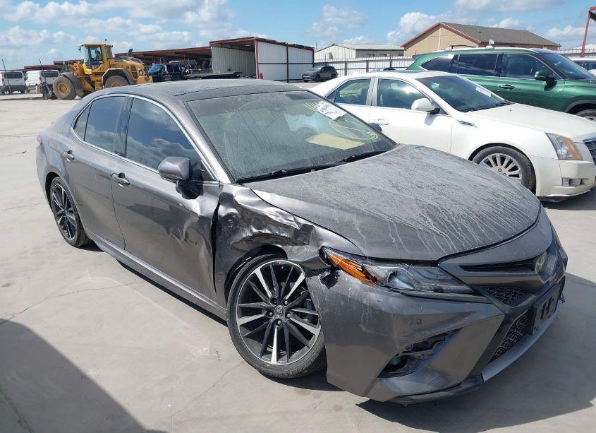 2018 Toyota Camry XSE (VIN 4T1B61HK2JU111464) main photo