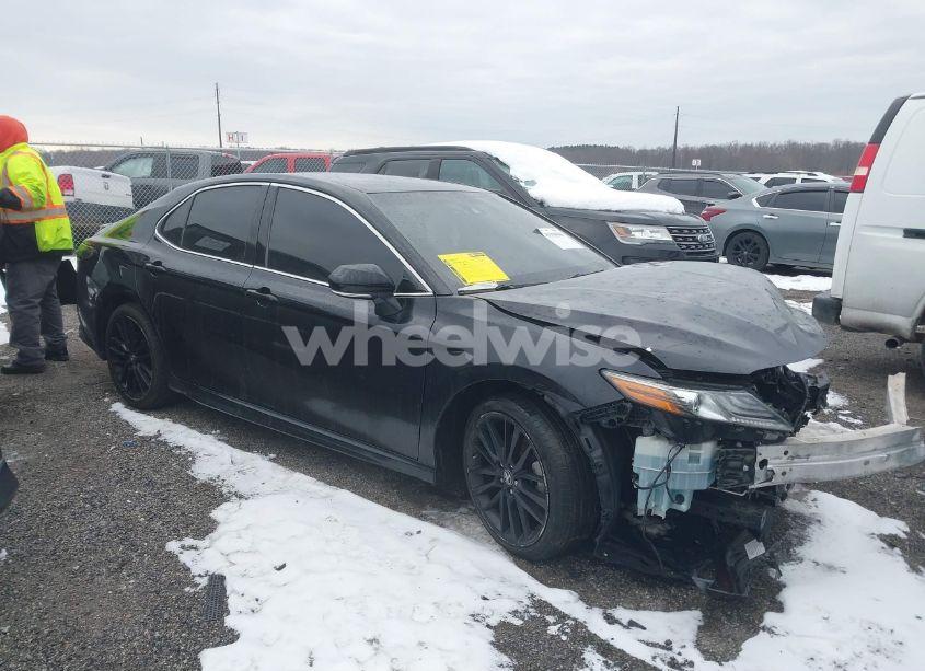 2018 Toyota Camry XSE (VIN 4T1B61HK2JU132993) main photo