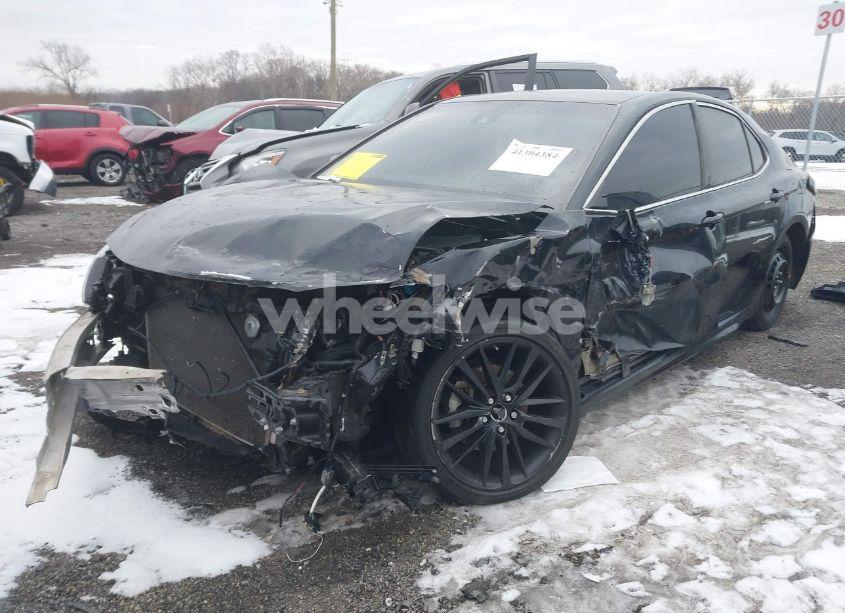 Photo 2 of 2018 Toyota Camry XSE (VIN 4T1B61HK2JU132993)