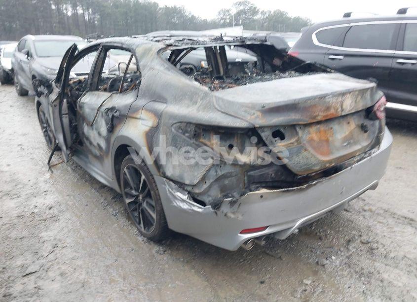 Photo 3 of 2018 Toyota Camry XSE (VIN 4T1B61HK2JU145016)