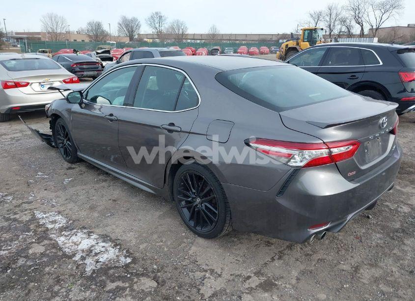 Photo 3 of 2018 Toyota Camry XSE (VIN 4T1B61HK2JU502551)