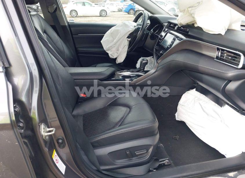 Photo 5 of 2018 Toyota Camry XSE (VIN 4T1B61HK2JU502551)