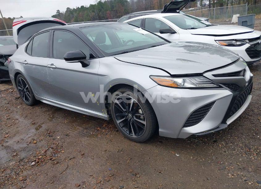 2019 Toyota Camry XSE (VIN 4T1B61HK2KU262368) main photo