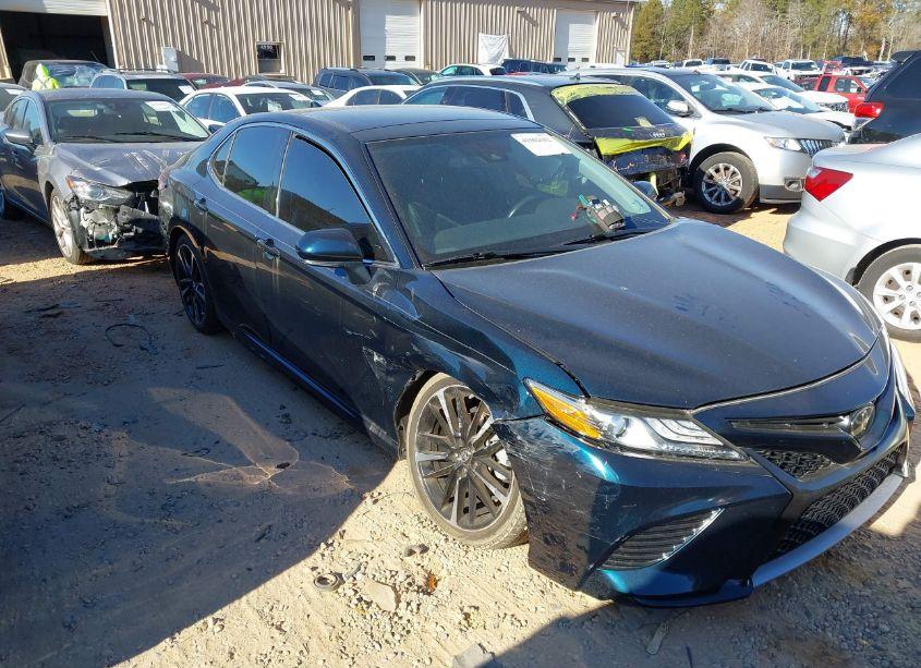 2019 Toyota Camry XSE (VIN 4T1B61HK2KU682924) main photo