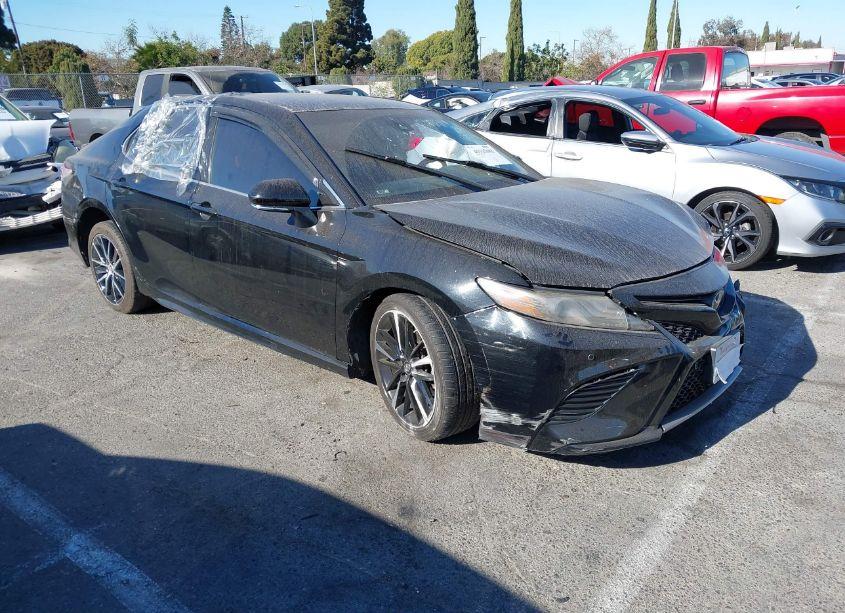 2018 Toyota Camry XSE (VIN 4T1B61HK3JU034622) main photo