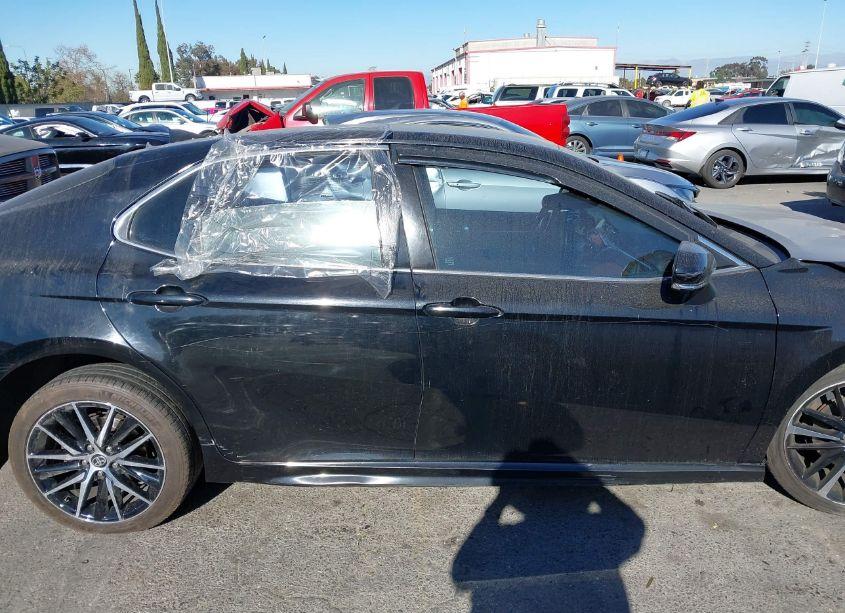 Photo 13 of 2018 Toyota Camry XSE (VIN 4T1B61HK3JU034622)