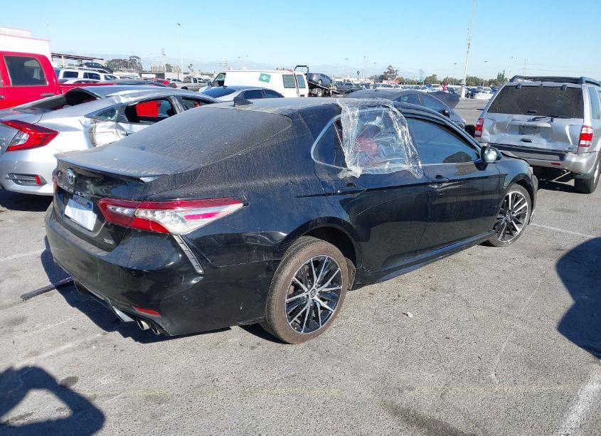 Photo 4 of 2018 Toyota Camry XSE (VIN 4T1B61HK3JU034622)