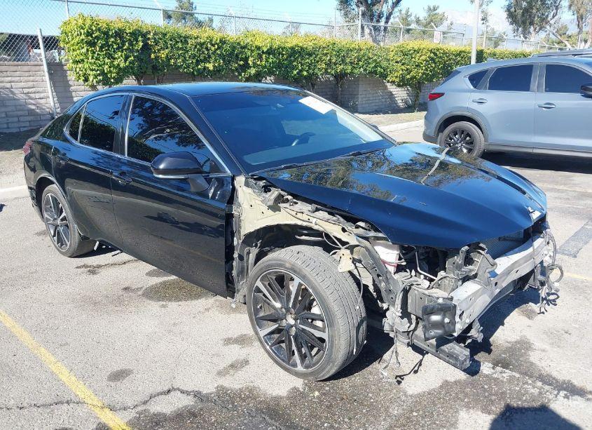 2018 Toyota Camry XSE (VIN 4T1B61HK3JU066860) main photo