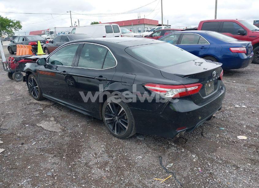 Photo 3 of 2018 Toyota Camry XSE (VIN 4T1B61HK3JU083500)