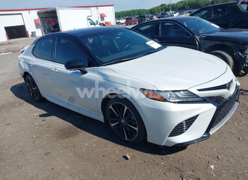 2018 Toyota Camry XSE (VIN 4T1B61HK3JU099227) main photo