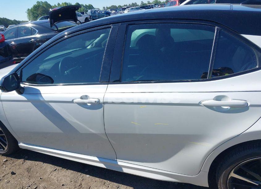 Photo 15 of 2018 Toyota Camry XSE (VIN 4T1B61HK3JU099227)