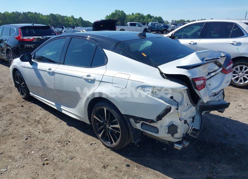 Photo 3 of 2018 Toyota Camry XSE (VIN 4T1B61HK3JU099227)