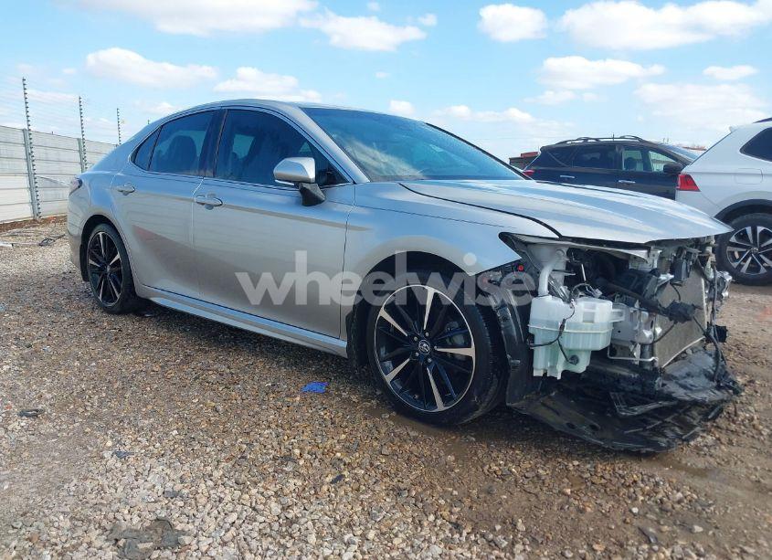 2018 Toyota Camry XSE (VIN 4T1B61HK3JU130914) main photo